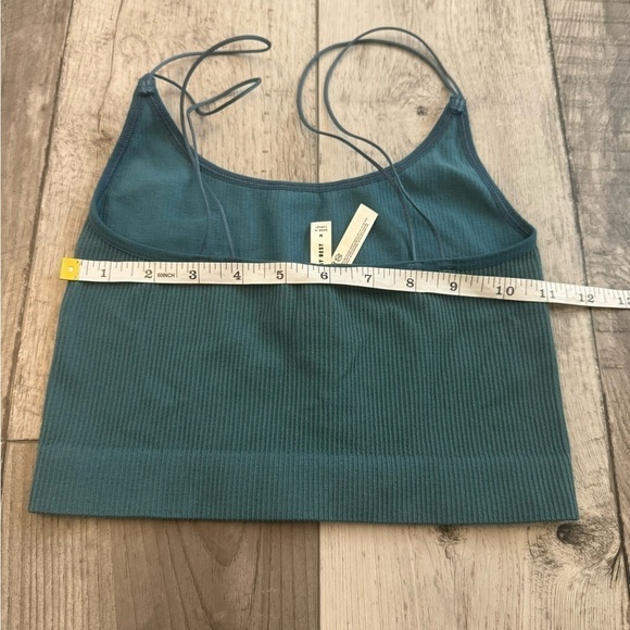Aritzia Sunday Best Women's Crop Stretch Seamless Ribbed Tank Top Green … - Picture 6 of 7